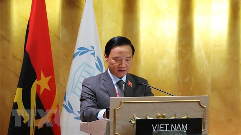 Заместитель председателя НС Вьетнама Нгуен Кхак Динь выступает на пленарном заседании Ассамблеи. Фото: ВИА