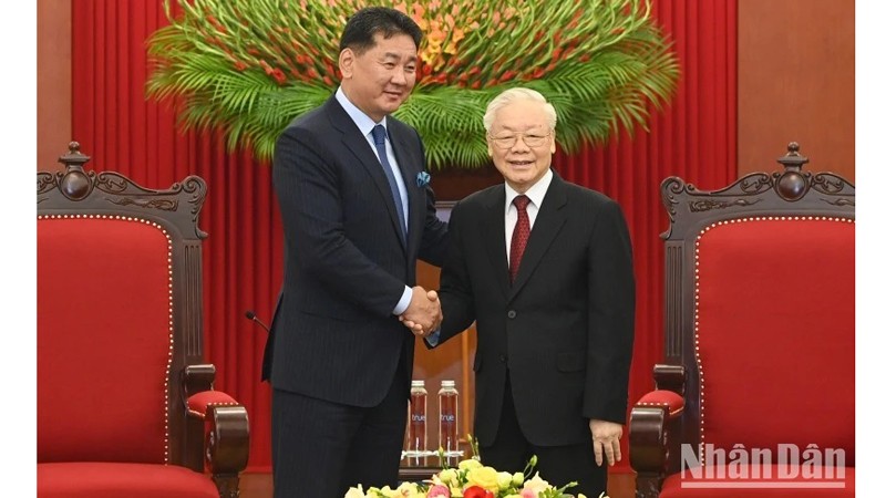 Генеральный секретарь ЦК КПВ Нгуен Фу Чонг (справа) и Президент Монголии Ухнаагийн Хурэлсух.