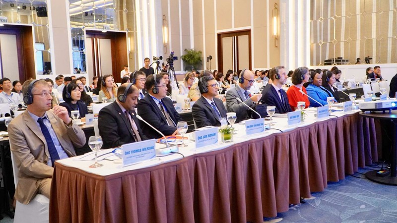 Международные делегаты на семинаре. Фото: baoquocte.vn