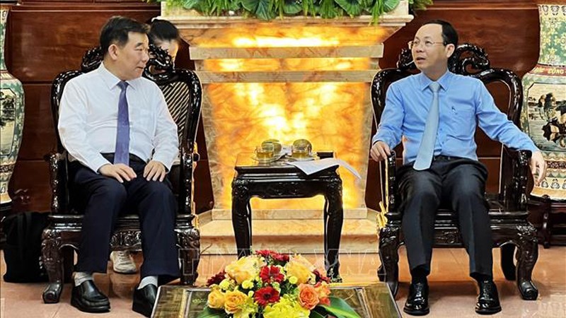 Секретарь Парткома города Кантхо Нгуен Ван Хиеу (справа) и генеральный консул Южной Кореи в г. Хошимине Син Чунг Ил. Фото: ВИА