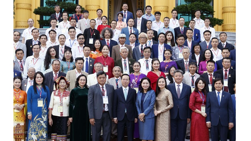 Президент Во Ван Тхыонг и делегаты на встрече. Фото: ВИА