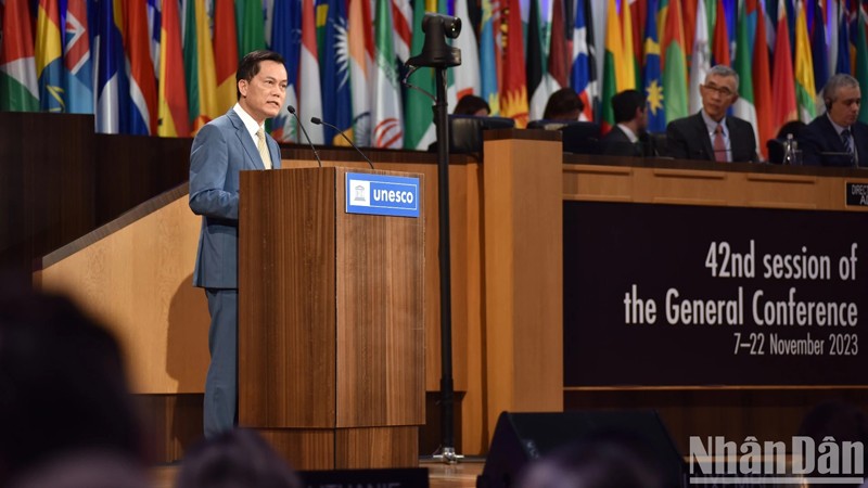 Заместитель министра иностранных дел Вьетнама Ха Ким Нгок выступает на пленарном заседании по общей политике Генеральной конференции ЮНЕСКО, состоявшемся 8 ноября в Париже.