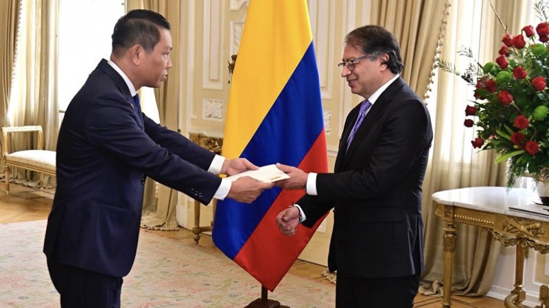 Посол Ву Чунг Ми вручает верительные грамоты Президенту Колумбии Густаво Петро Уррего.