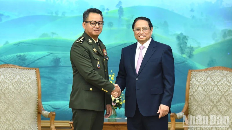 Премьер-министр Фам Минь Тьинь (справа) и Министр обороны Камбоджи Теа Сейха.