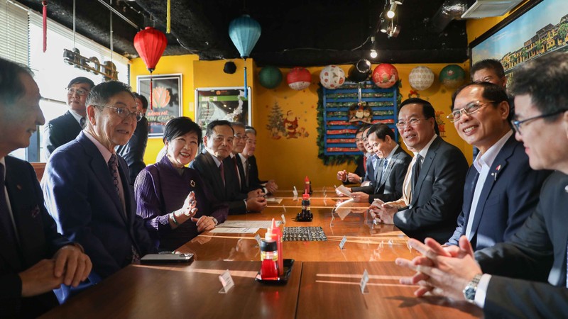 Президент Во Ван Тхыонг и Губернатор Токио Коикэ Юрико в ресторане баньми «Bánh mì Xin chào», созданном вьетнамскими выспусниками. Фото: baoquocte.vn