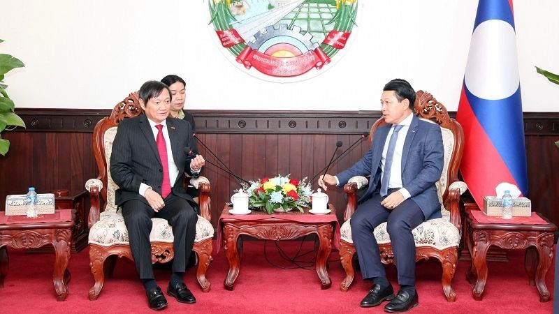 Вице-премьер, Министр иностранных дел Лаоса Салымсай Коммасит (справа) и Посол Вьетнама Нгуен Ба Хунг. Фото: ВИА 