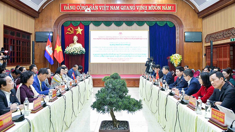 Общий вид рабочей встречи делегации НА Камбоджи и руководителей провинции Ханам. Фото: daibieunhandan.vn