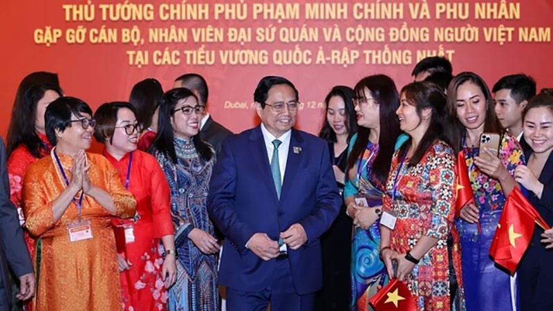 Премьер-министр Фам Минь Тьинь и представители вьетнамской диаспоры в ОАЭ. Фото: ВИА