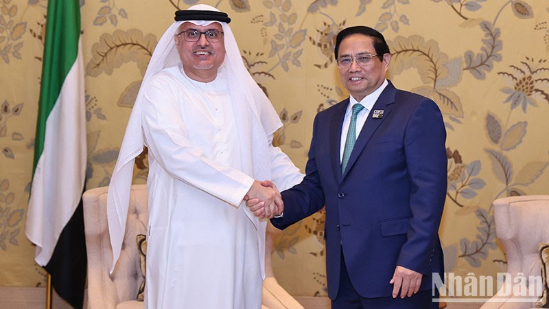 Премьер-министр Фам Минь Тьинь и Министр людских ресурсов и эмиратизации ОАЭ Абдулрахман Абдуманнан Аль-Авар.