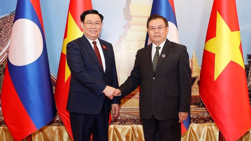Председатель НС Вьетнама Выонг Динь Хюэ (слева) и Председатель НА Лаоса Сайсомфон Фомвихан. Фото: ВИА