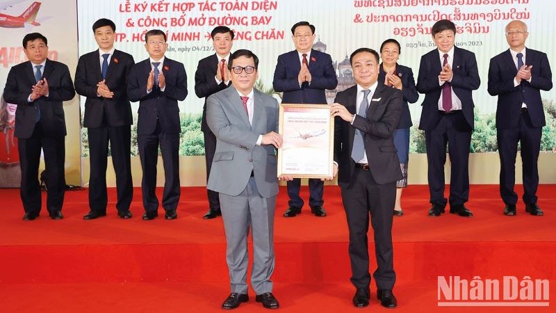 На церемонии подписания документа о всеобъемлющем сотрудничестве между «Vietjet Air» и «Lao Airlines». 