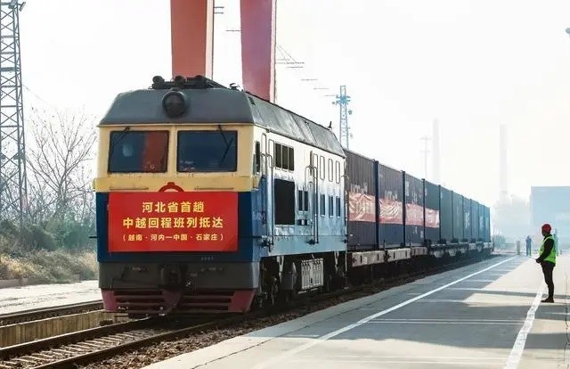 Грузовой поезд, отправившийся из Ханоя, прибыл в порт Шицзячжуан. Фото: sjzdaily.com.cn