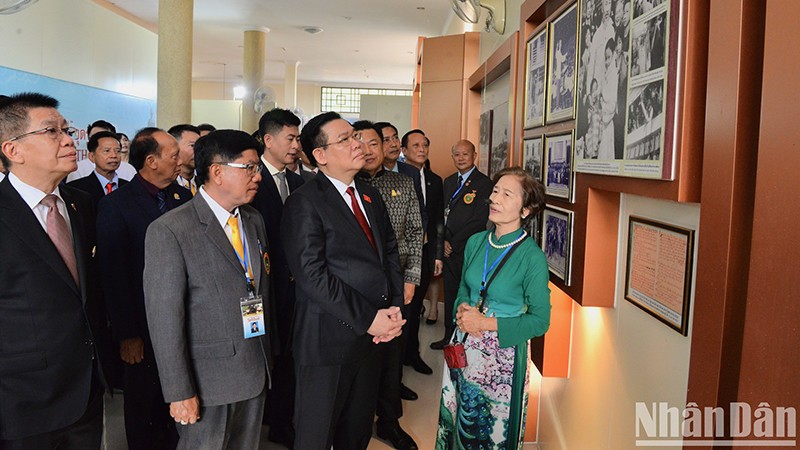 Председатель НС Вьетнама Выонг Динь Хюэ посещает выставочный зал в комплексе памятников Президенту Хо Ши Мину. 