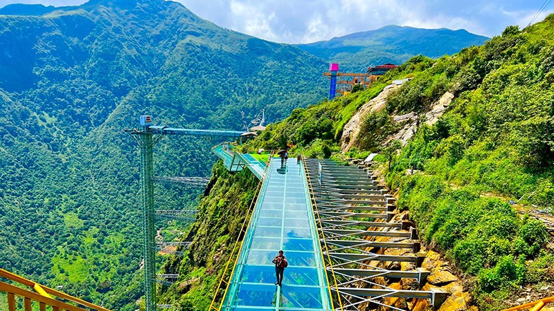 На пути до провинции Лайтяу туристы имеют возможность посетить туристическую зону «Стеклянный мост Ронгмэй».