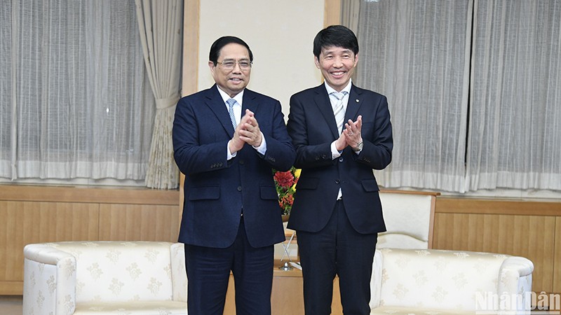Премьер-министр Фам Минь Тьинь (слева) и Губернатор префектуры Гунма