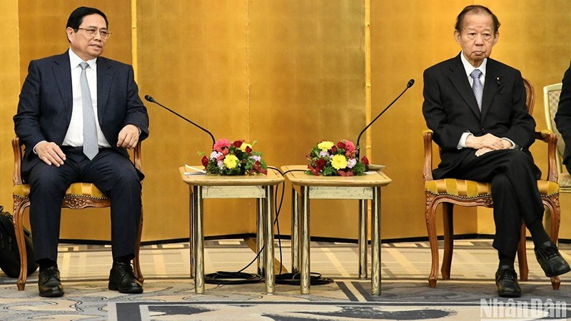 Премьер-министр Фам Минь Тьинь (слева) и Председатель Альянса парламентариев японско-вьетнамской дружбы Никай Тосихиро.
