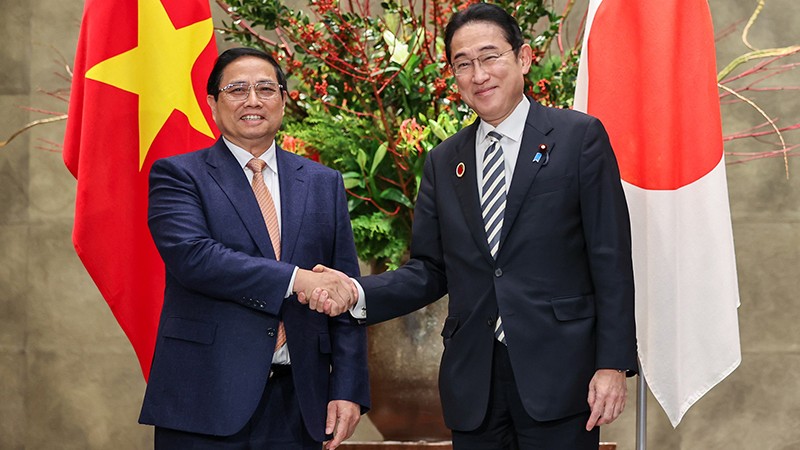 Премьер-министр Фам Минь Тьинь (слева) и Премьер-министр Японии Кисида Фумио. 