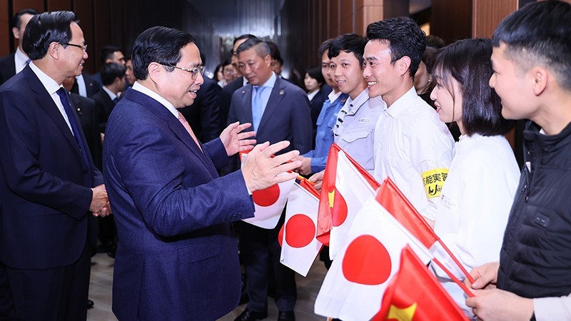 Премьер-министр Фам Минь Тьинь встречается с вьетнамскими трудящимися в Японии. Фото: ВИА