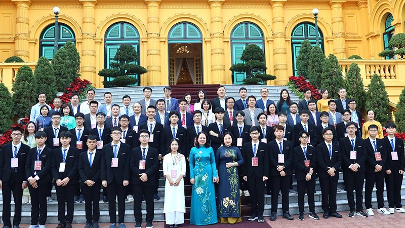 Вице-президент Во Тхи Ань Суан встречается с выдающимися учащимися. 