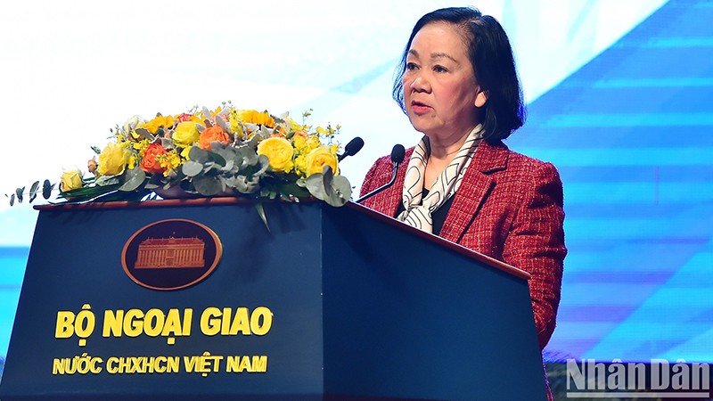 Заведующая Организационным отделом ЦК КПВ Чыонг Тхи Май выступает на конференции. 