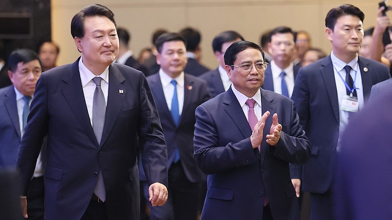 Премьер-министр Фам Минь Тьинь и Президент Республики Корея Юн Сок Ёль на бизнес-форуме Вьетнам-Республика Корея (июнь 2023 года). 