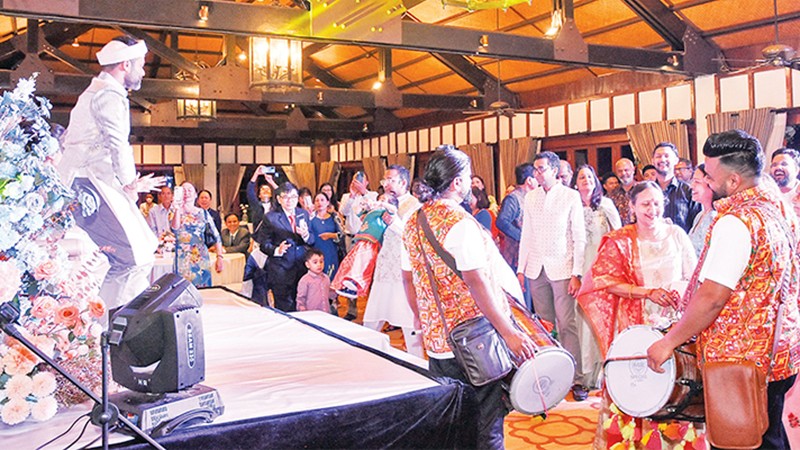 Свадебная церемония индийской пары в курорте Furama в Дананге. 