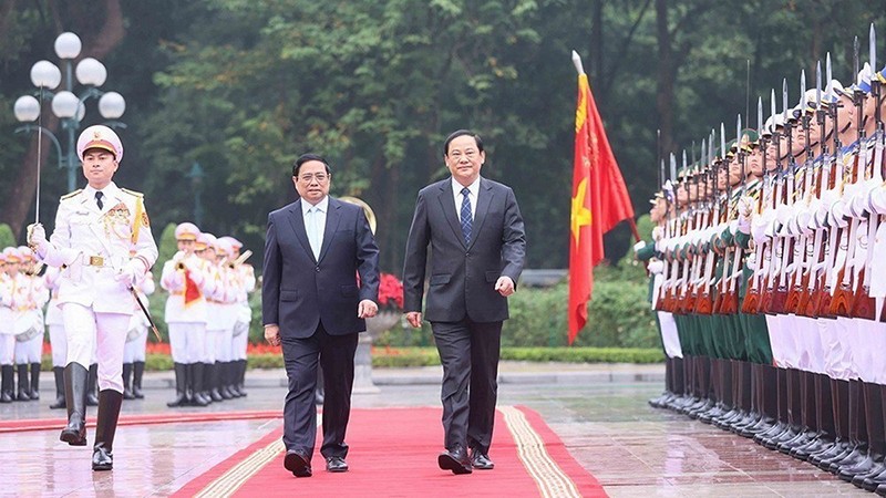 Два Премьер-министра обходят строй почетного караула Вьетнамской народной армии. Фото: ВИА