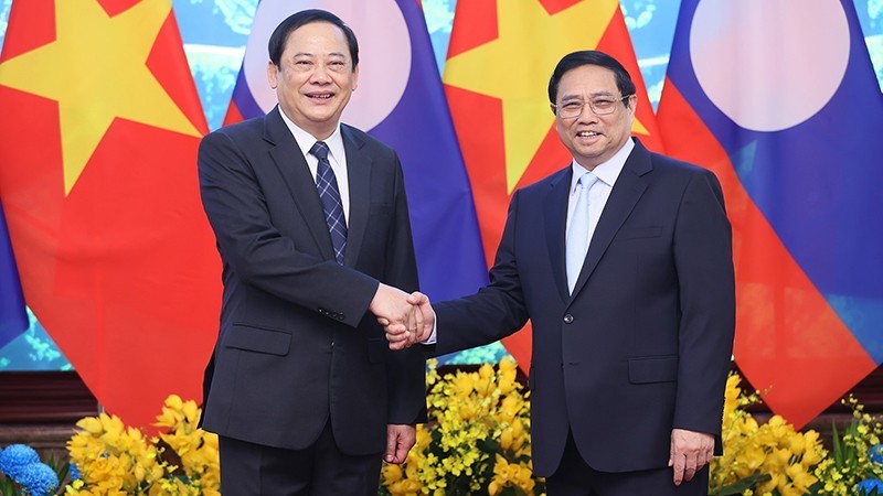 Премьер-министр Фам Минь Тьинь (справа) и Премьер-министр Лаоса Сонесай Сипхадон. Фото: ВИА 