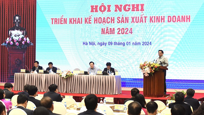 Премьер-министр Фам Минь Тьинь выступает на конференции. 