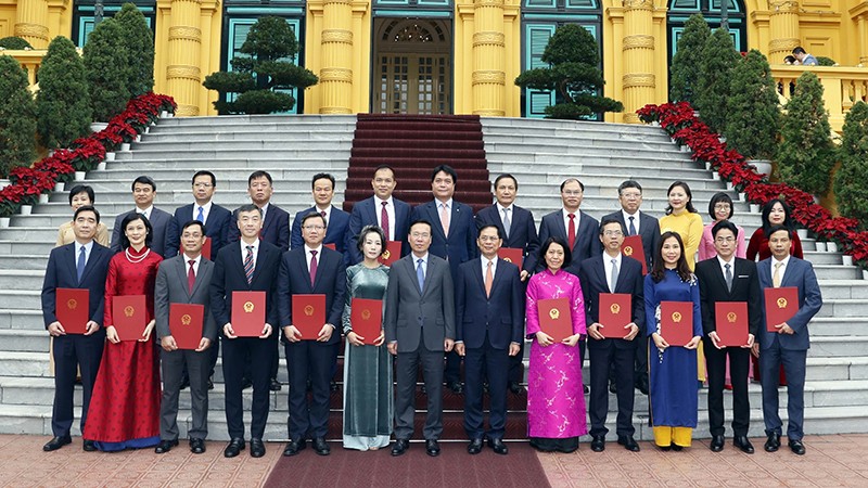 Президент Во Ван Тхыонг и Послы фотографируются на память.