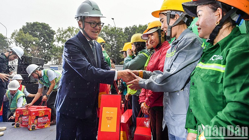 Главный редактор газеты «Нянзан» вручает подарки рабочим строительной площадке Ecopark. 