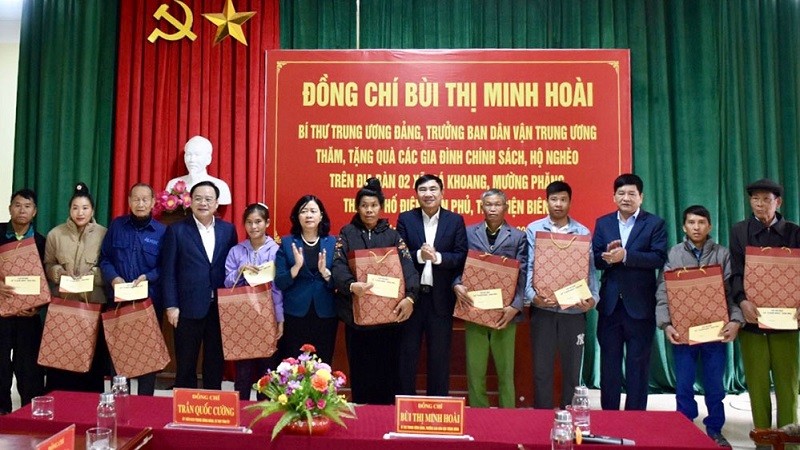 Товарищ Буй Тхи Минь Хоай и представители властей провинции Дьенбьен вручают подарки семьям льготной категории общин Мыонгфанг и Пакхоанг. 