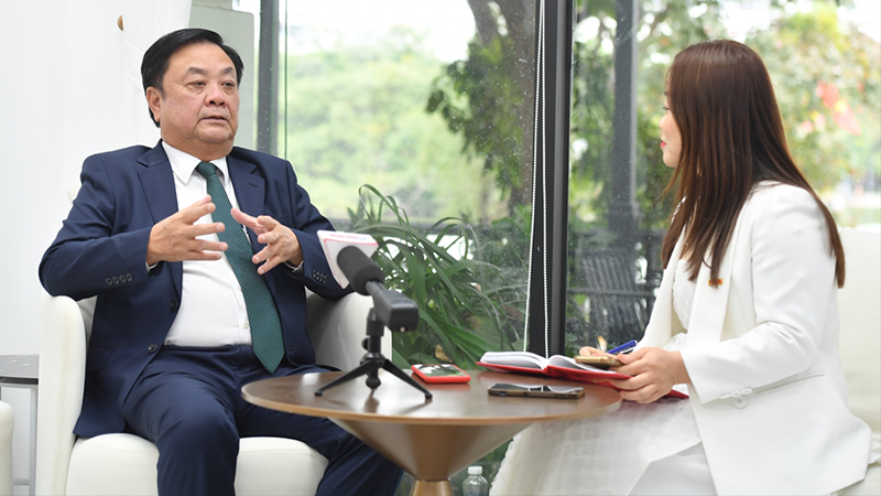 Министр Ле Минь Хоан дает интервью корреспонденту газеты «Нянзан».