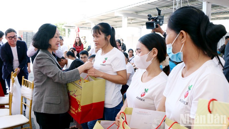 Товарищ Чыонг Тхи Май вручает подарки рабочим в индустриальном парке Фухой. 