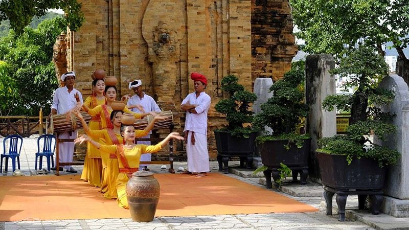 Представление танца представителей народности Тям у башни Понагар в г. Нячанге. Фото: ВИА
