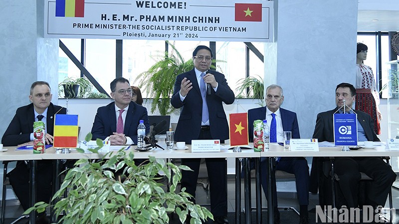 Премьер-министр Фам Минь Тьинь выступает на встрече с представителями Торгово-промышленной палаты жудеца Прахова. 