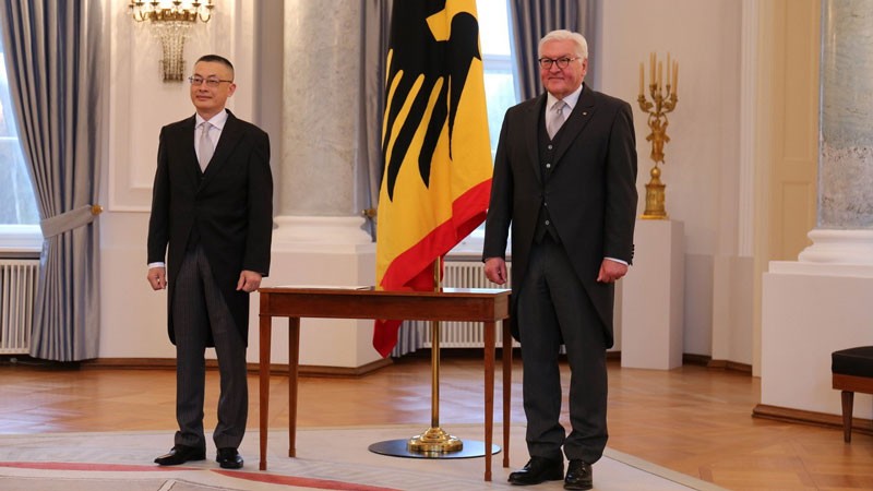 Посол Вьетнама в Германии Ву Куанг Минь (слева) и Президент Германии Франк-Вальтер Штайнмайер на церемонии вручения верительных граммот. Фото: ВИА