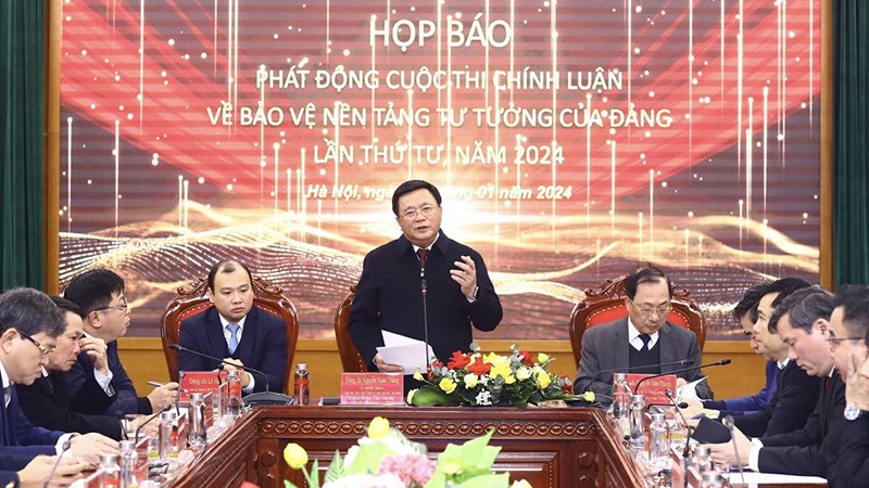 Директор Национальной политической академии им. Хо Ши Мина, глава Руководящего комитета конкурса, выступает на пресс-конференции. Фото: ВИА