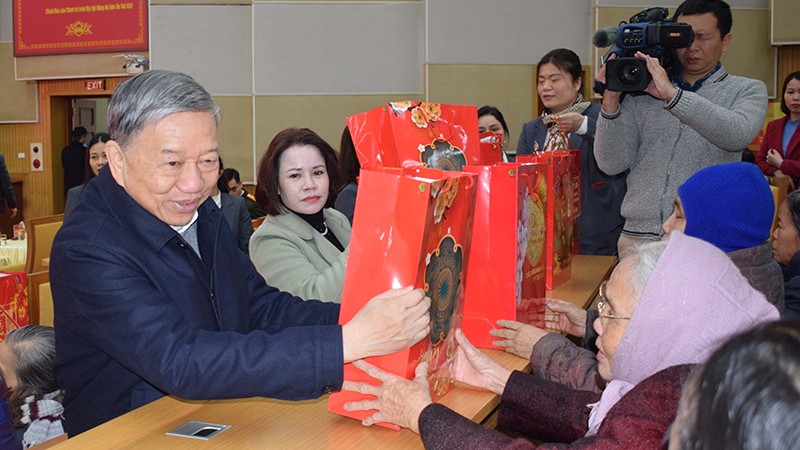 Министр общественной безопасности То Лам поздравляет с Тэтом жителей в провинции Хынгйен. Фото: ВИА
