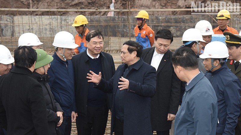 Премьер-министр руководит строительством на стройке в общине Нгиахонг уезда Нгиахынг провинции Намдинь. 