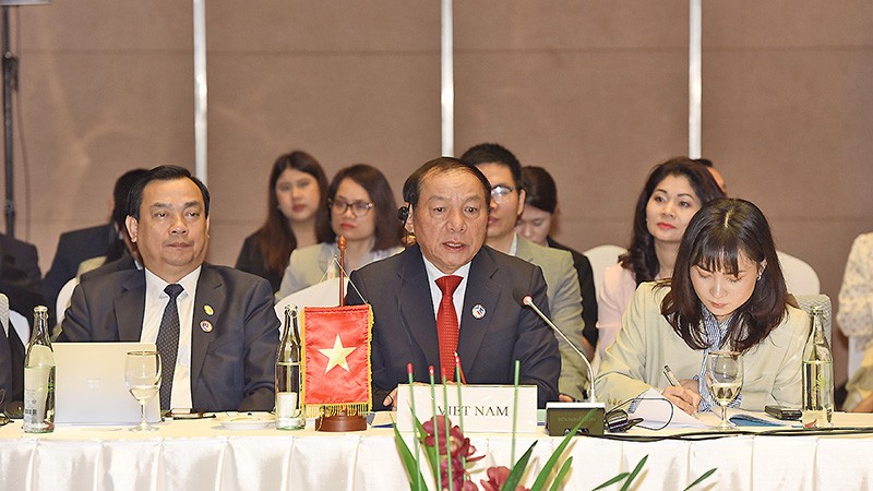 Министр Нгуен Ван Хунг выступает на совещании министров туризма АСЕАН+3. Фото: Национальное туристическое управление Вьетнама