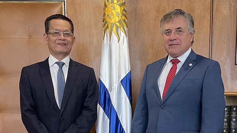 Посол Вьетнама Зыонг Куок Тхань (слева) и Министр иностранных дел Уругвая Омар Паганини. Фото: ВИА