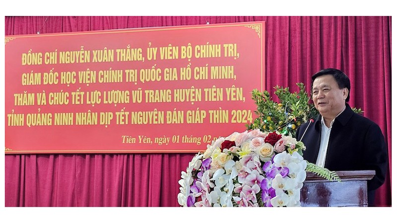 Товарищ Нгуен Суан Тханг поздравляет с Тэтом вооруженные силы в уезде Тиенйен провинции Куангнинь.