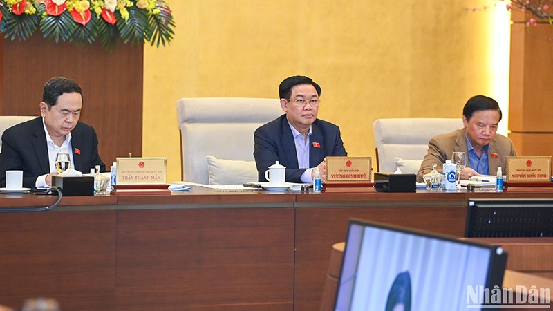 Председатель НС Выонг Динь Хюэ председательствует на заседании.