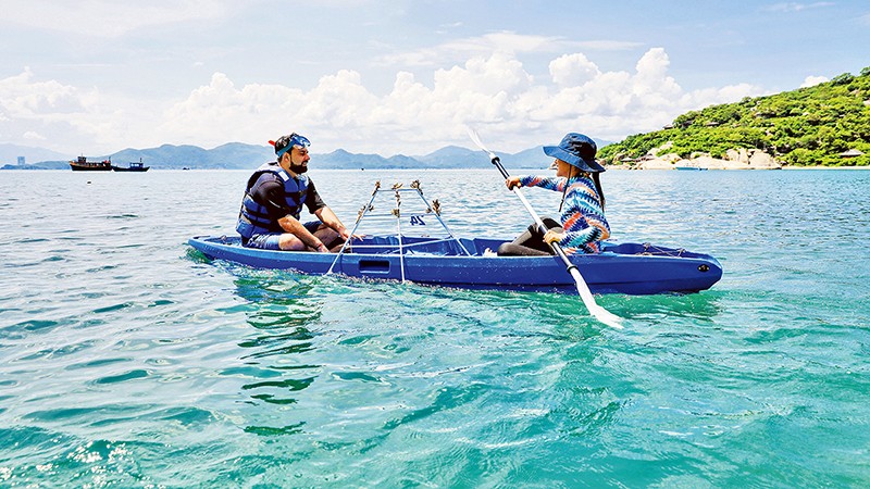 Туристы, участвующие в посадке кораллов в заливе Ниньван. Фото: Six Senses Ninh Van Bay