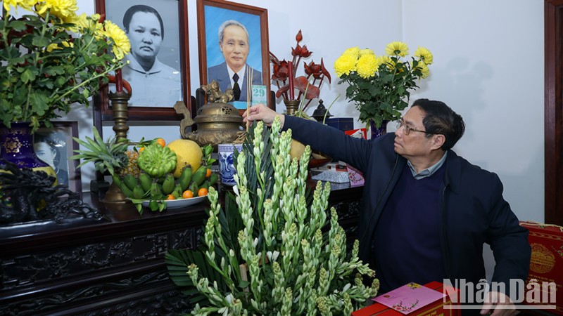 Премьер-министр Фам Минь Тьинь воскуряет благовония в память о бывшем Премьер-министре Фам Ван Донге. 