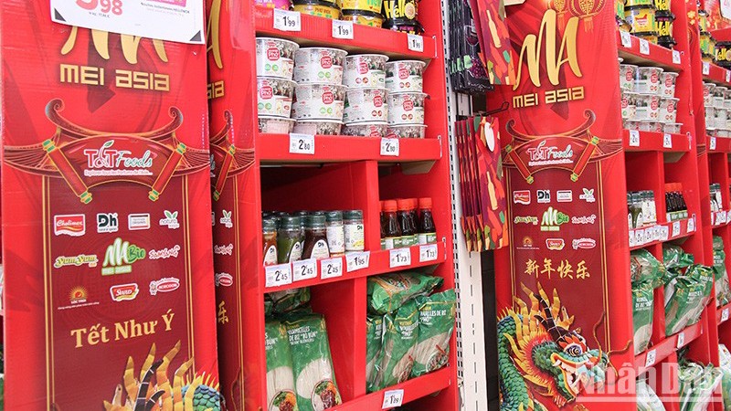 Вьетнамские товары продаются в супермаркете Carrefour во Франции. 