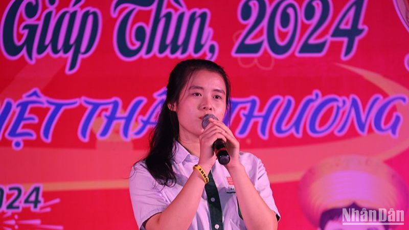 Номер на программе в исполнении ученицы Лаосско-вьетнамской двуязычной школы имени Нгуен Зу.