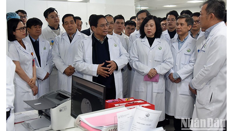 Премьер-министр Фам Минь Тьинь, рабочая делегация и медицинские работники больницы Вьетдык.