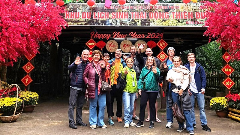 Туристы посещают пещеру Тхиендыонг 13 февраля. 